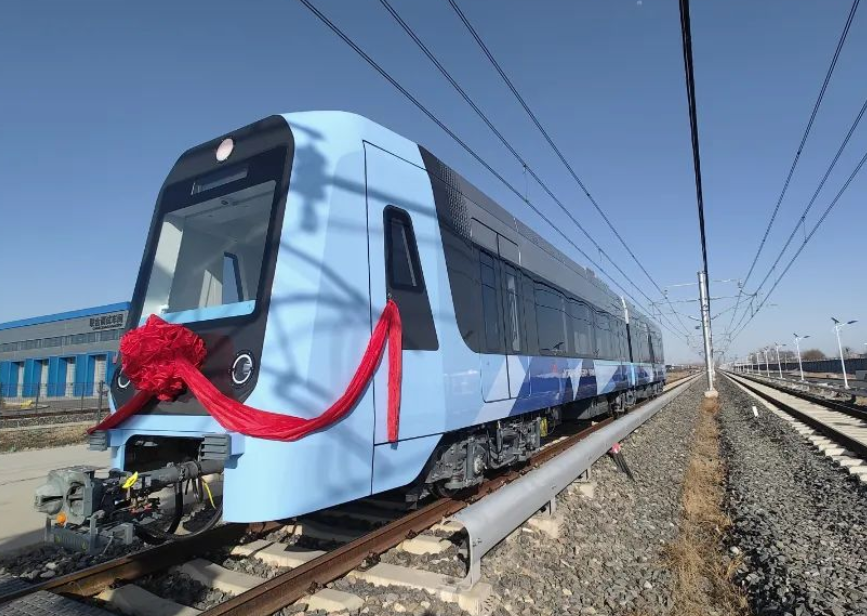 國内首列氫燃料混合動力鉸接輕軌車(chē)在河北(běi)京車(chē)智能制造基地下(xià)線